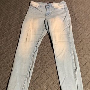 No Boundaries Light Wash Jeans